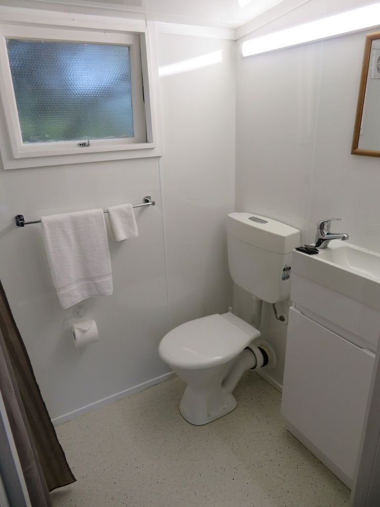 Whanganui Seaside Holiday Park Seaspray Cottage 4