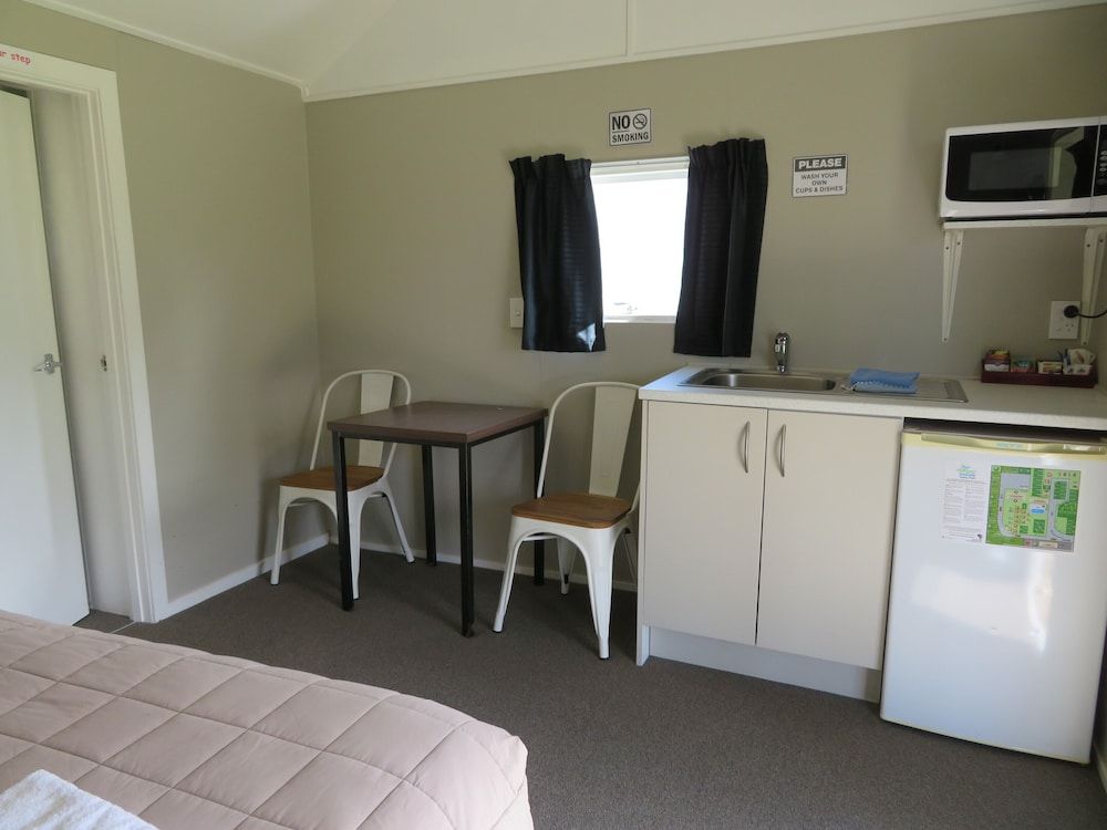 Whanganui Seaside Holiday Park Seaspray Cottage 2