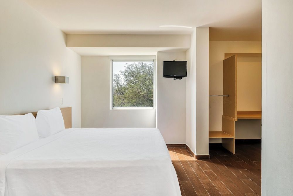 One Salina Cruz Superior Room, 1 Queen Bed 2