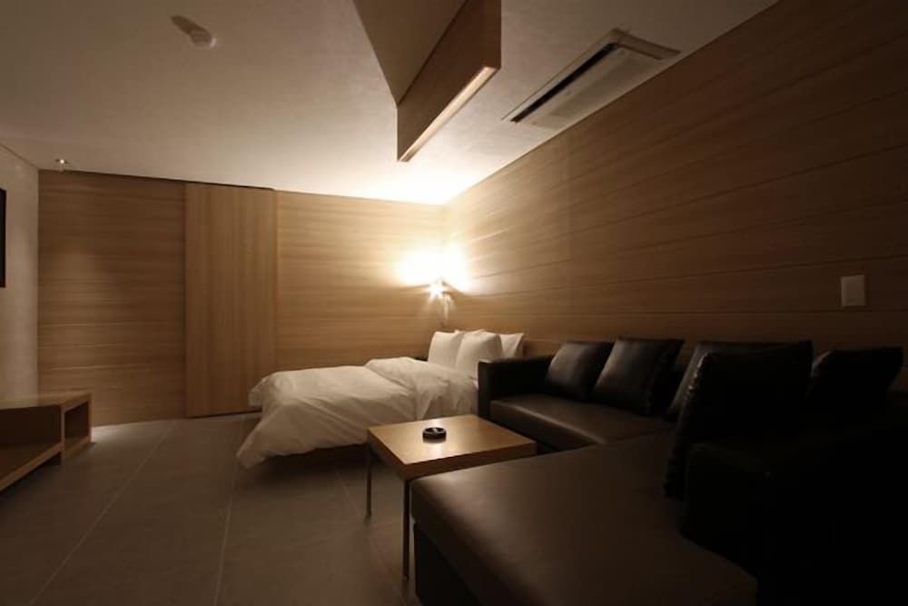 Valentine Hotel Deluxe Room (Check-in 12PM / 4PM on Saturday) 2