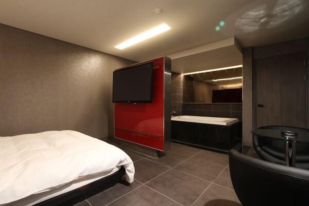 Valentine Hotel Deluxe Room (Check-in 12PM / 4PM on Saturday) 3