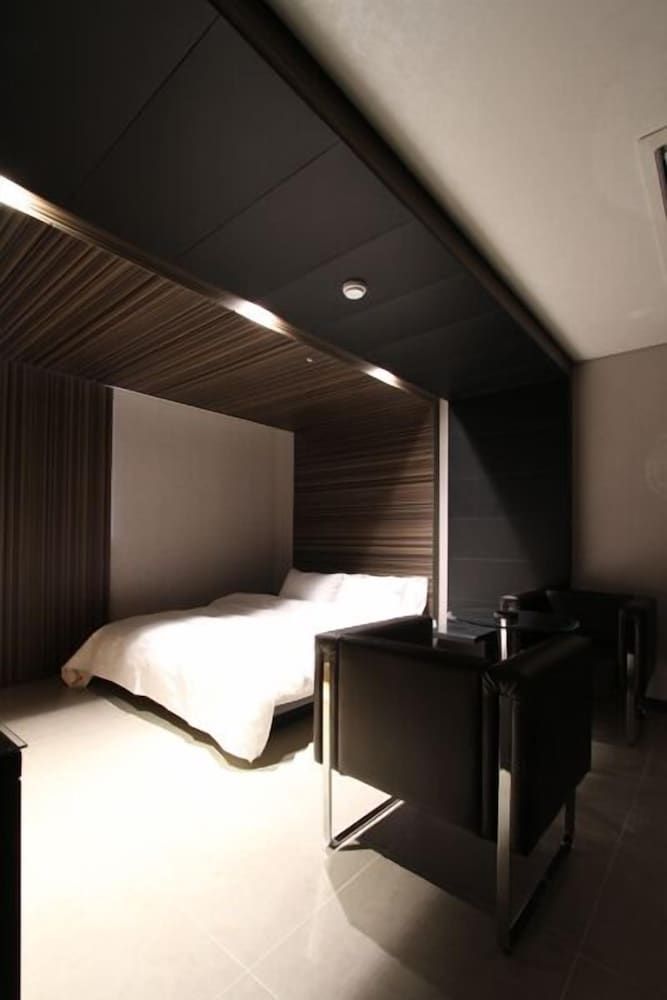 Valentine Hotel Deluxe Room (Check-in 12PM / 4PM on Saturday) 5