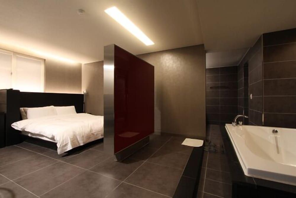 Valentine Hotel Deluxe Room (Check-in 12PM / 4PM on Saturday) 6