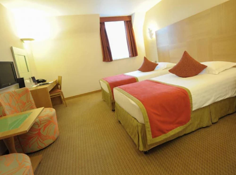 The Pinewood Hotel Standard Twin Room 4