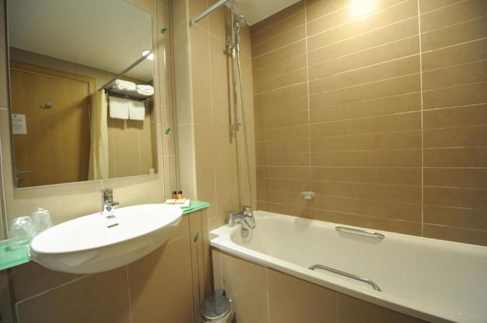 The Pinewood Hotel Standard Twin Room 6