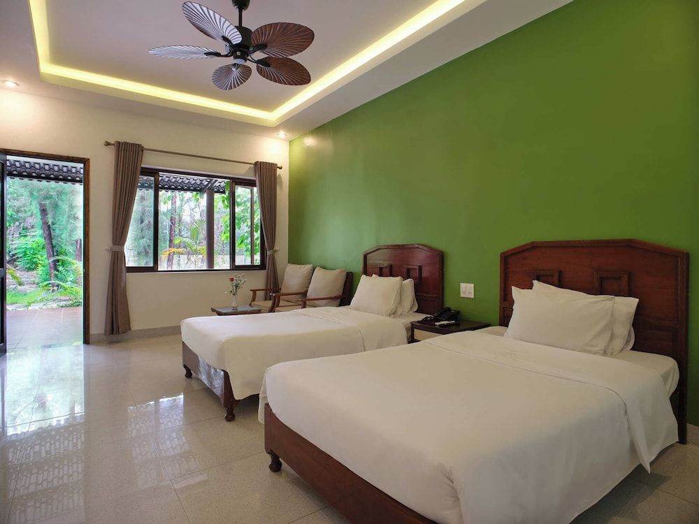 Room, Pool View
