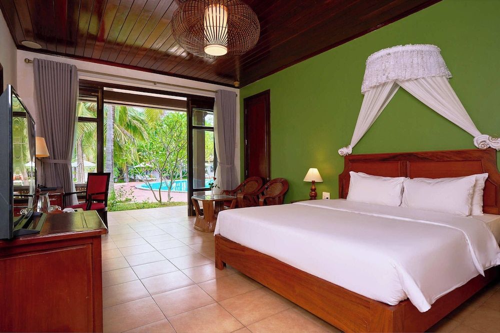 Room, Pool View
