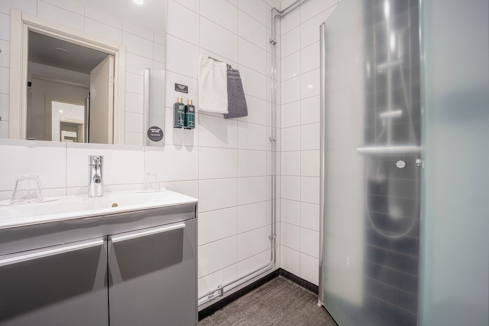 Clarion Hotel Sense Twin Room, No Windows (Compact) 4