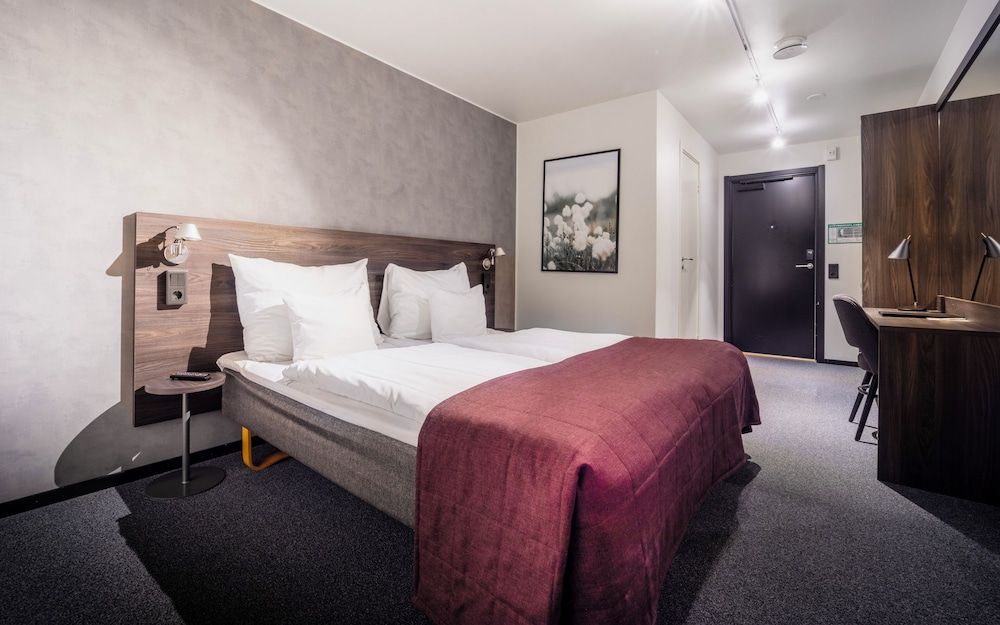 Clarion Hotel Sense Twin Room, No Windows (Compact) 3