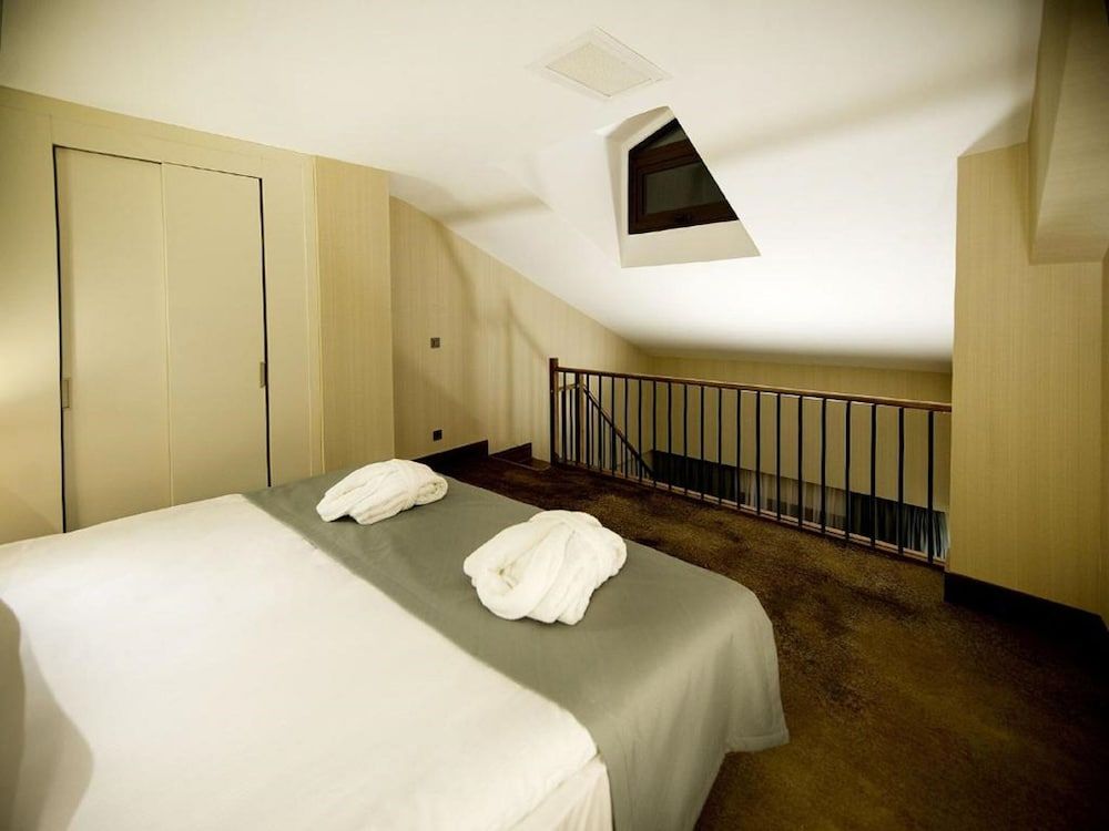Suite, 1 King Bed, Smoking