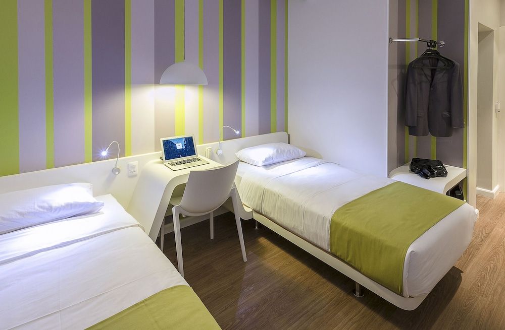 DMax Hotel Quarto com Duas Camas de Solteiro 2