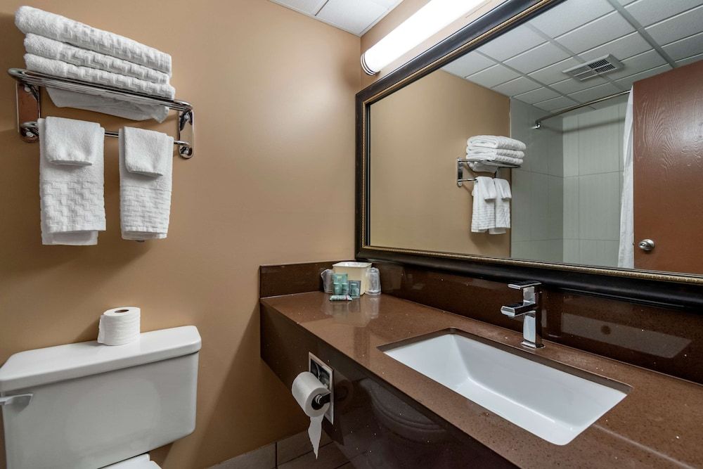 Best Western Marquis Inn & Suites Standard Room, 2 Queen Beds, Accessible, Bathtub (Bathtub ) 4