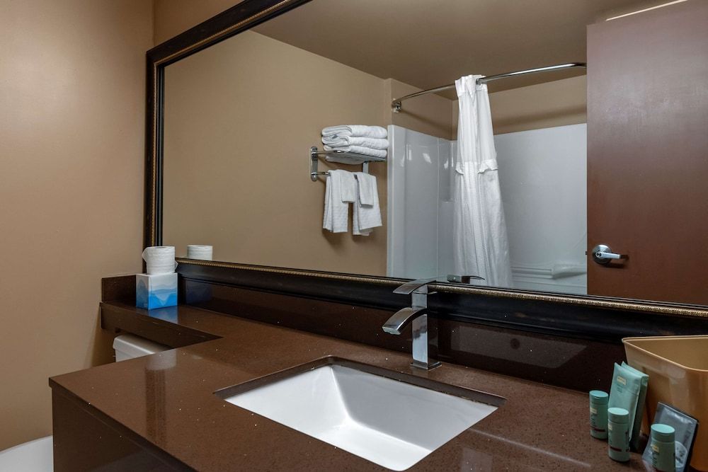 Best Western Marquis Inn & Suites Standard Room, 2 Queen Beds, Accessible, Bathtub (Bathtub ) 5
