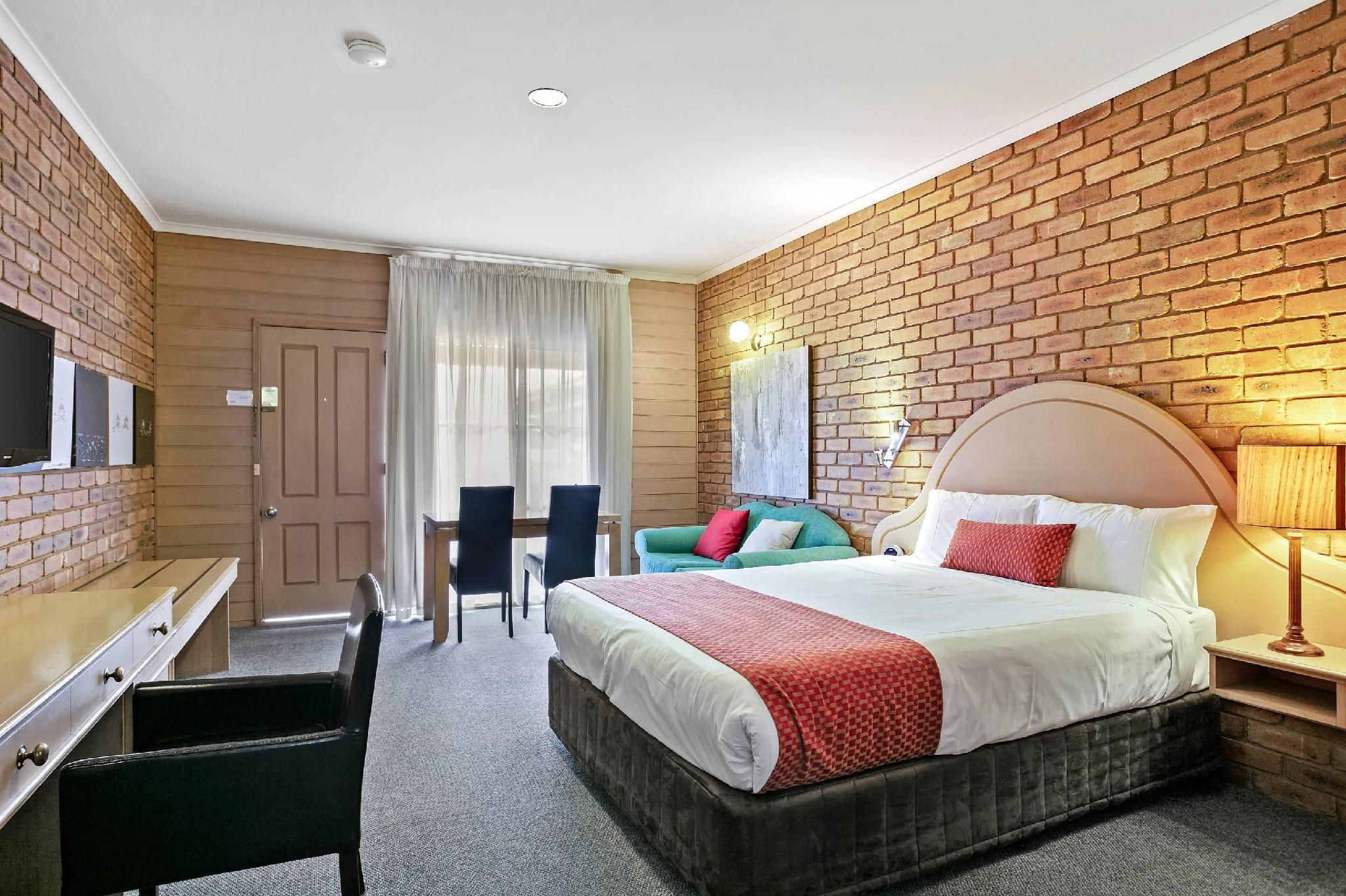 1 Queen Bed No Smoking