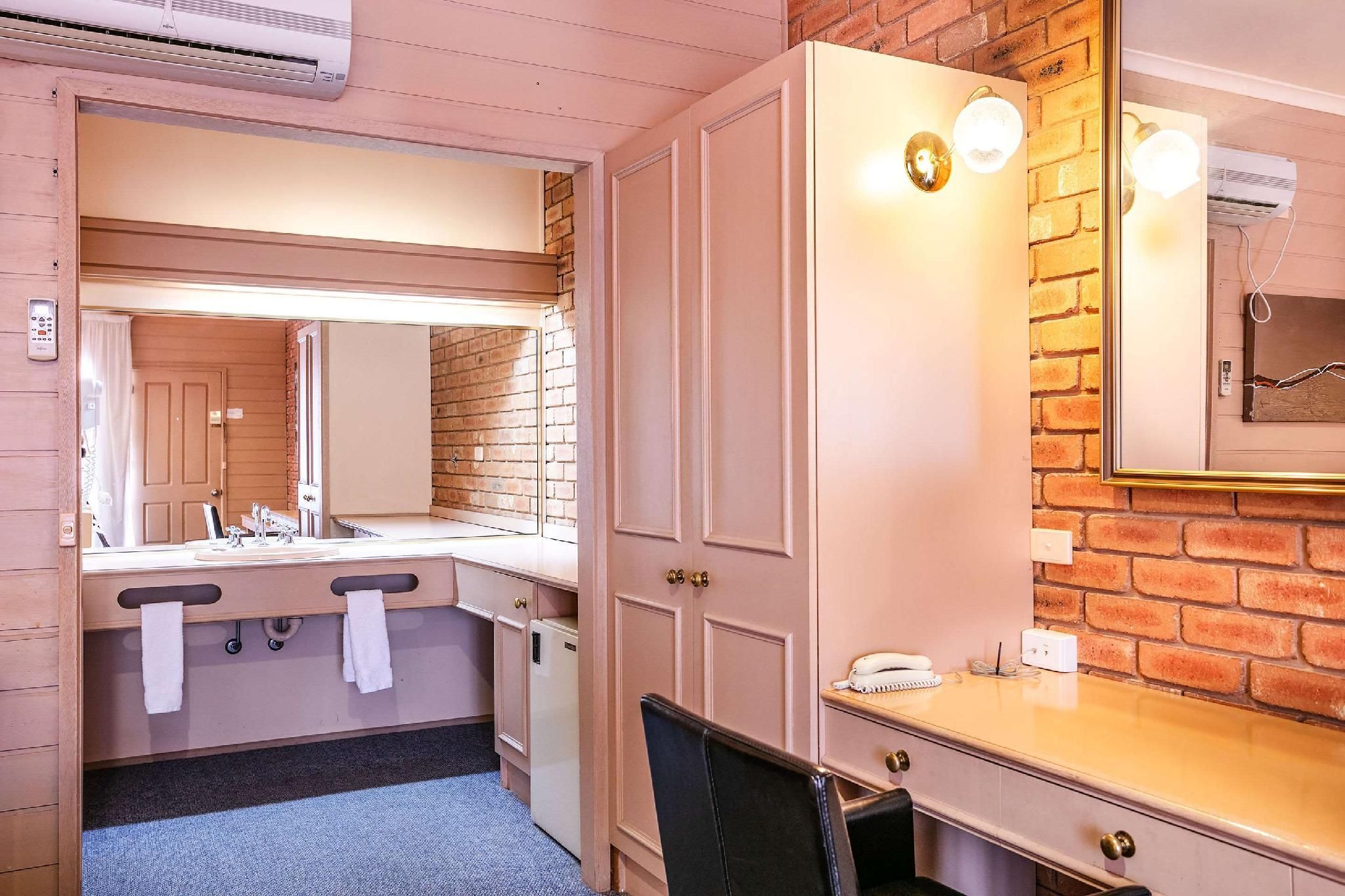 Quality Inn Colonial 1 Double Bed, 2 Single Beds, Nonsmoking 3