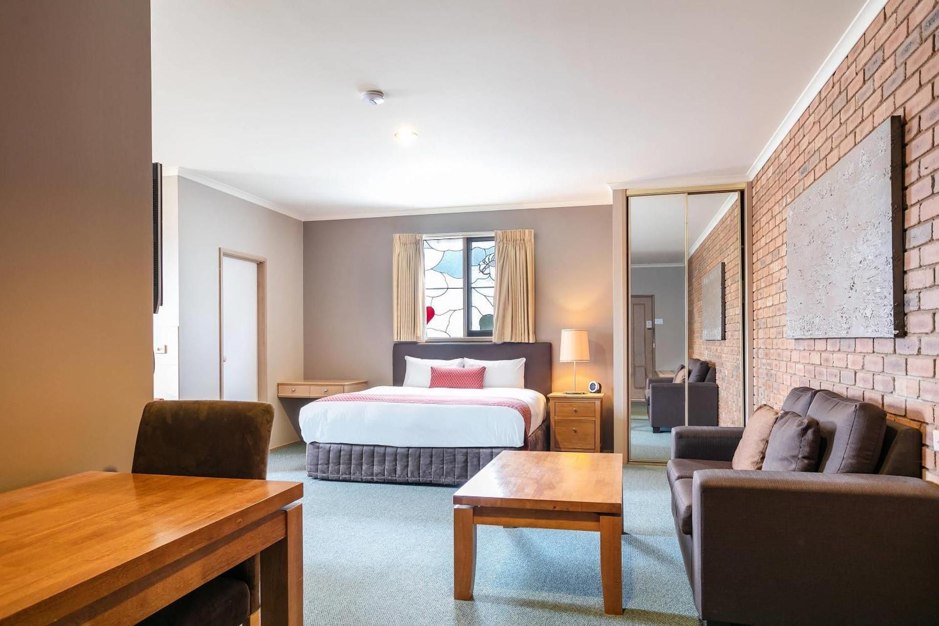 Quality Inn Colonial 1 Double Bed, 2 Single Beds, Nonsmoking