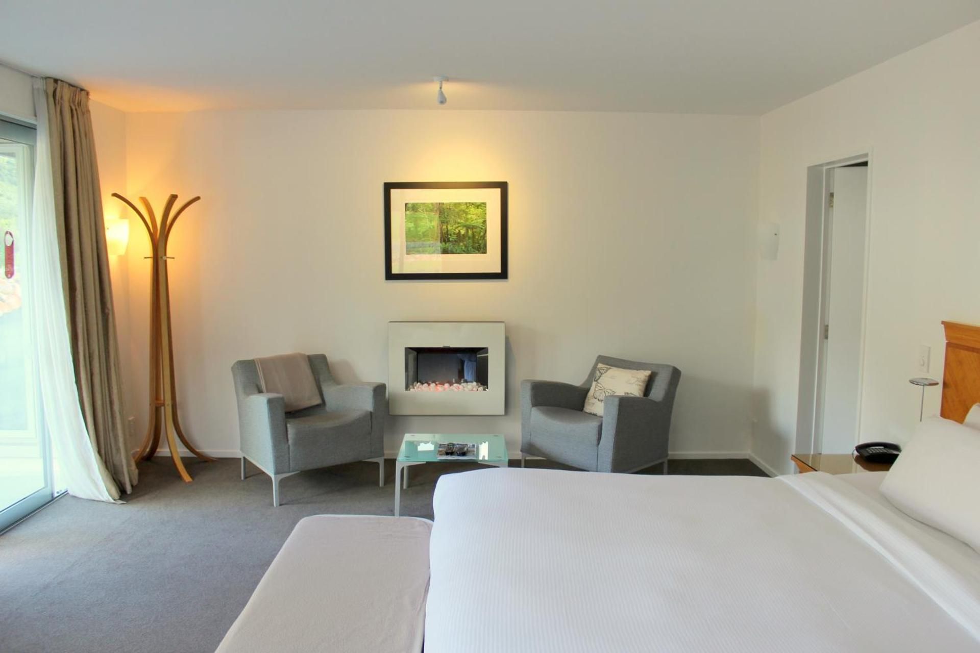Premium King Suite with Spa Bath and Fireplace