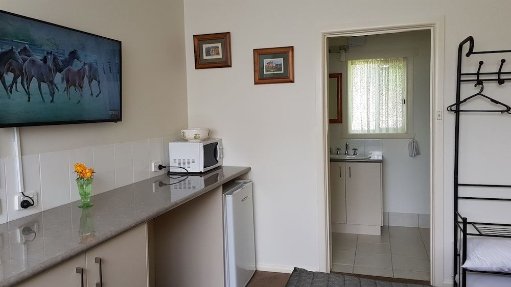 Daylesford Central Motor Inn Standard Room 3