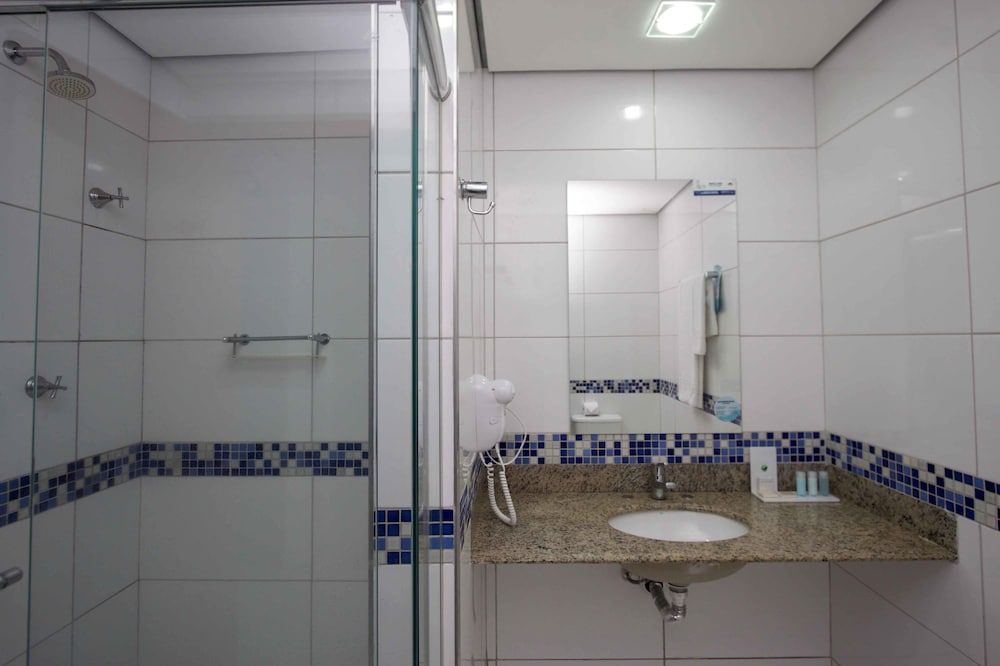 Bristol Exceler Plaza Hotel Superior Triple Room 14