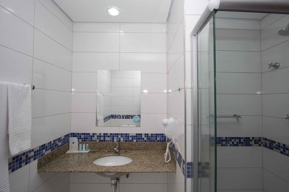 Bristol Exceler Plaza Hotel Superior Triple Room 13