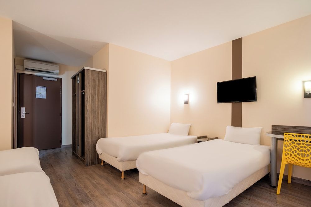 Standard Room - 1 Double Bed 3 Single Beds