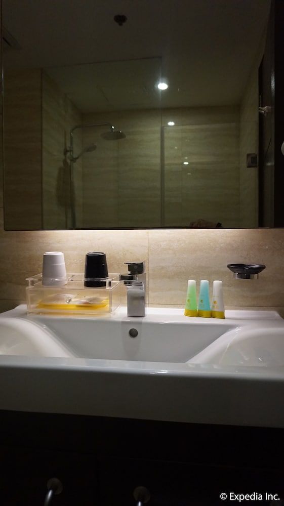 Ace Hotel & Suites Deluxe Room, 1 Queen Bed 6