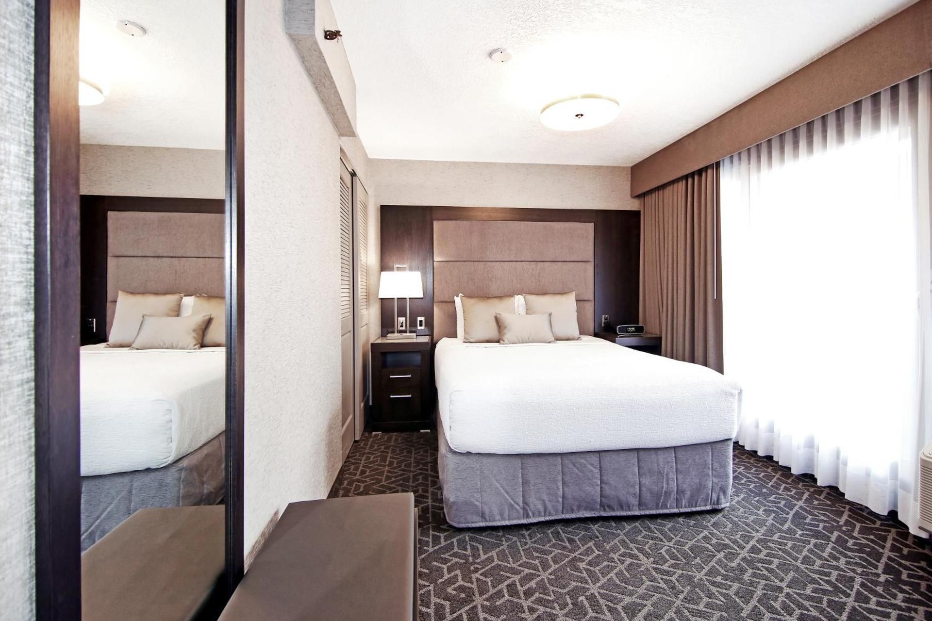 Suite - 2 Rooms 3 Beds, Nonsmoking, Three Queen Beds, Separate Bedroom