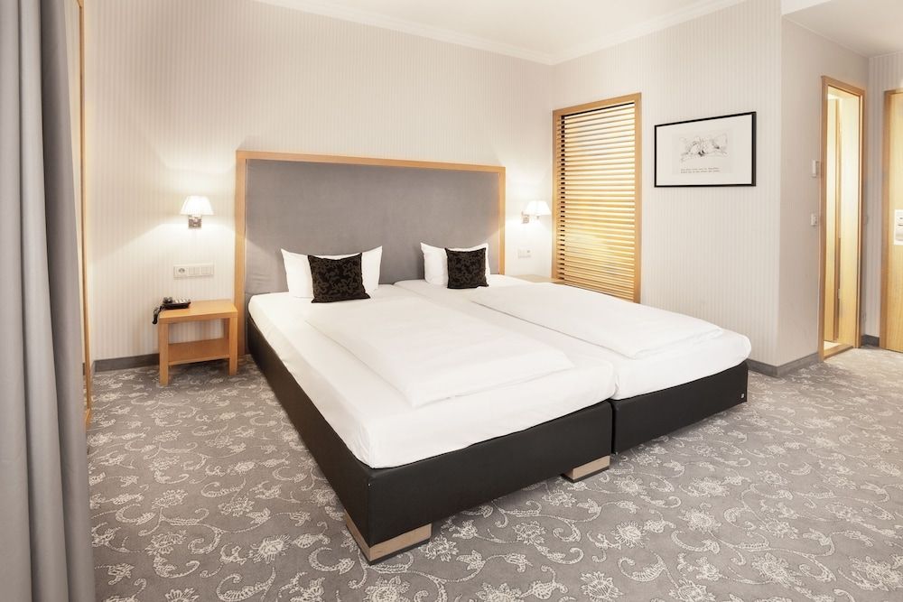 undefined Townhouse Hotel 4