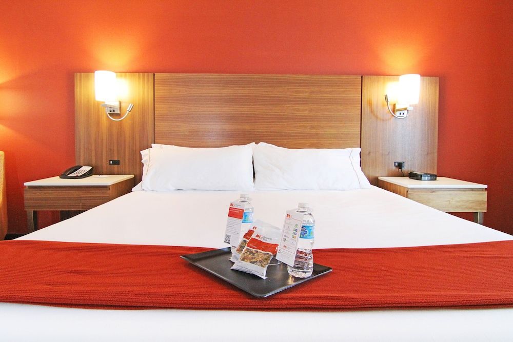 Standard Room, 1 King Bed, Roll-in Shower (Communications, Mobility Accessible)