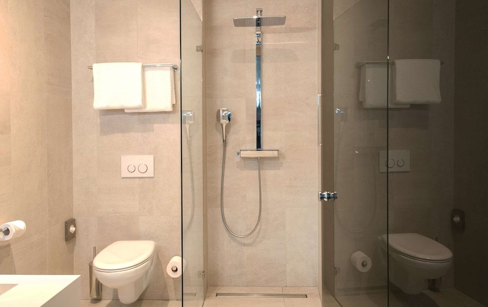 DoubleTree by Hilton Hotel Amsterdam - NDSM Wharf Room, 1 Queen Bed, Non Smoking 40