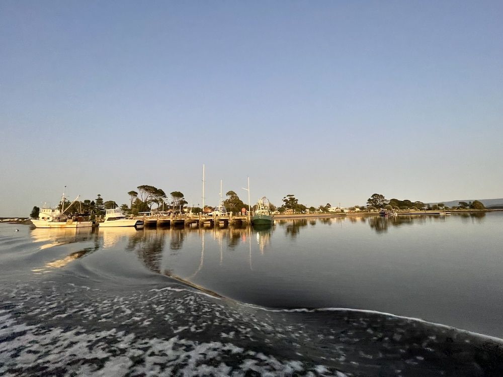 South Coast Retreat Waterfront Two Bedroom Cabin 10