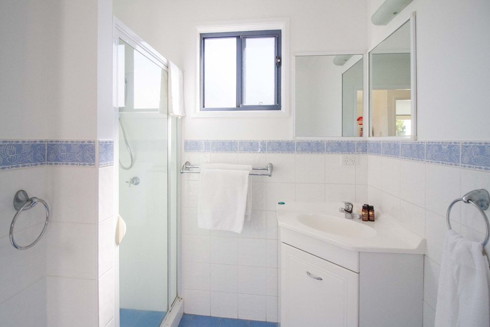 South Coast Retreat Waterfront Two Bedroom Cabin 11