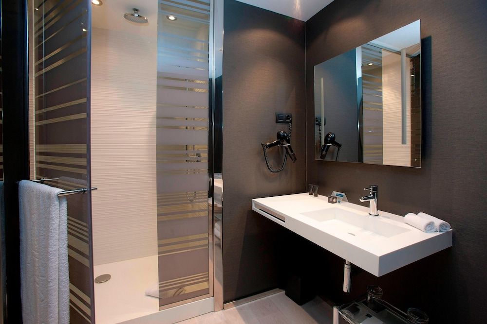 AC Hotel Colón Valencia by Marriott Superior Room, 1 King Bed, Non Smoking 4