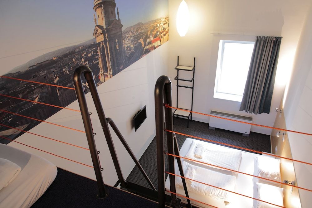 Maverick Budapest Soho Family Quadruple Room 9