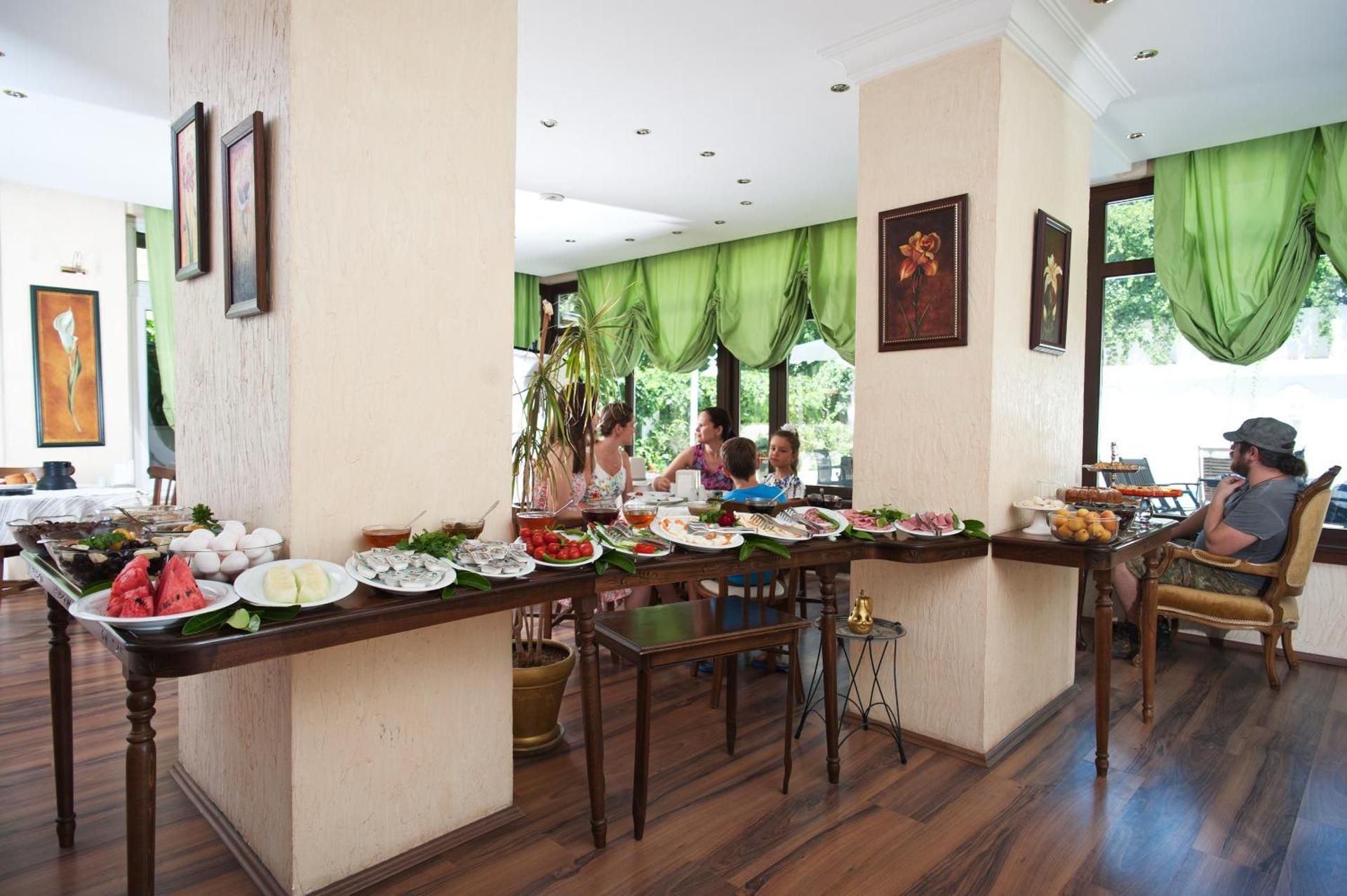 undefined Triana Hotel 5