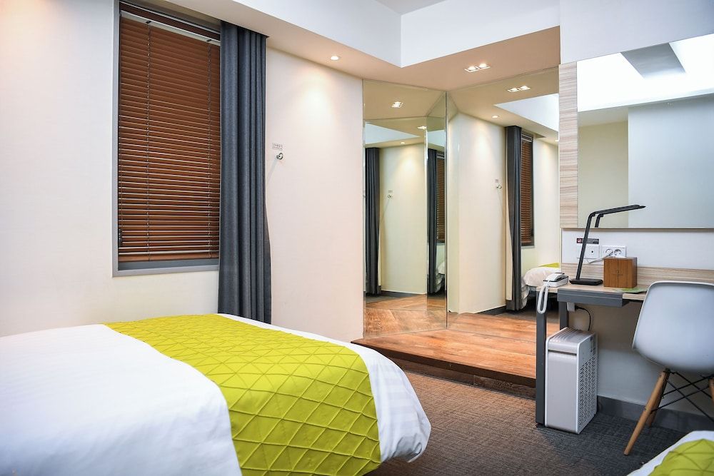 undefined Metro Hotel 8