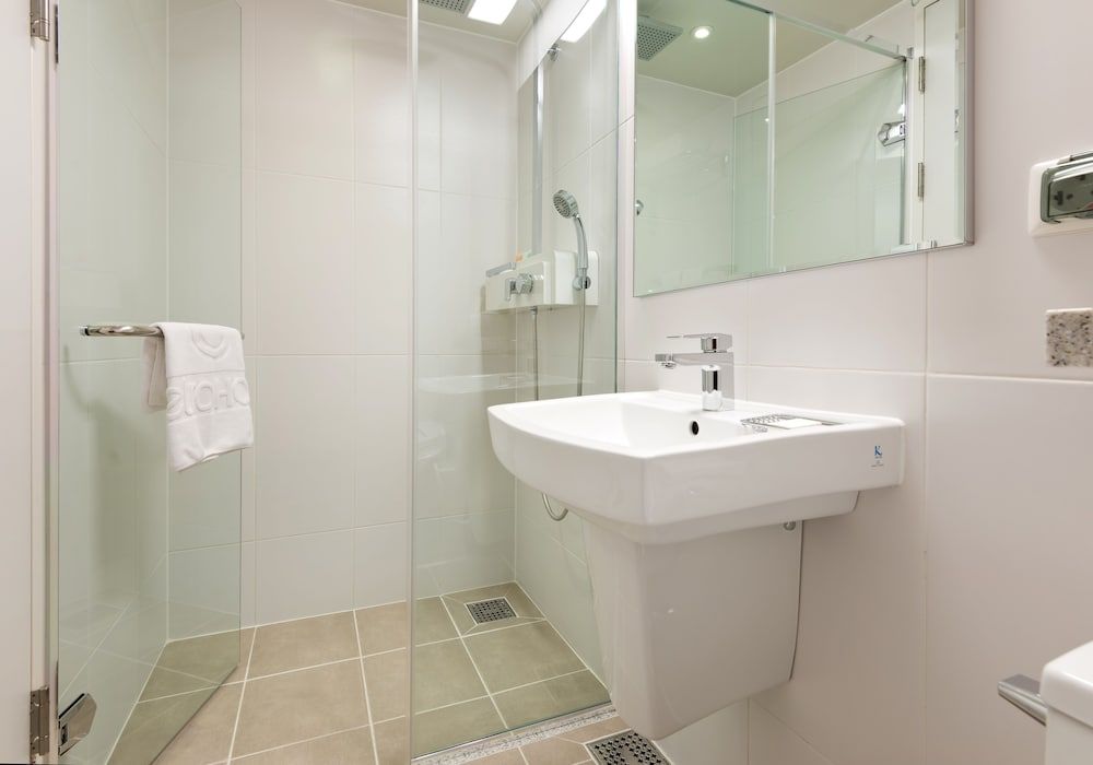 Metro Hotel Standard Room, 1 Queen Bed 4