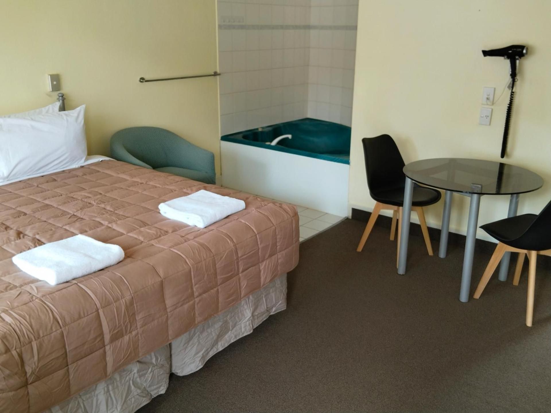 Geneva Motor Lodge King Room with Spa Bath 2