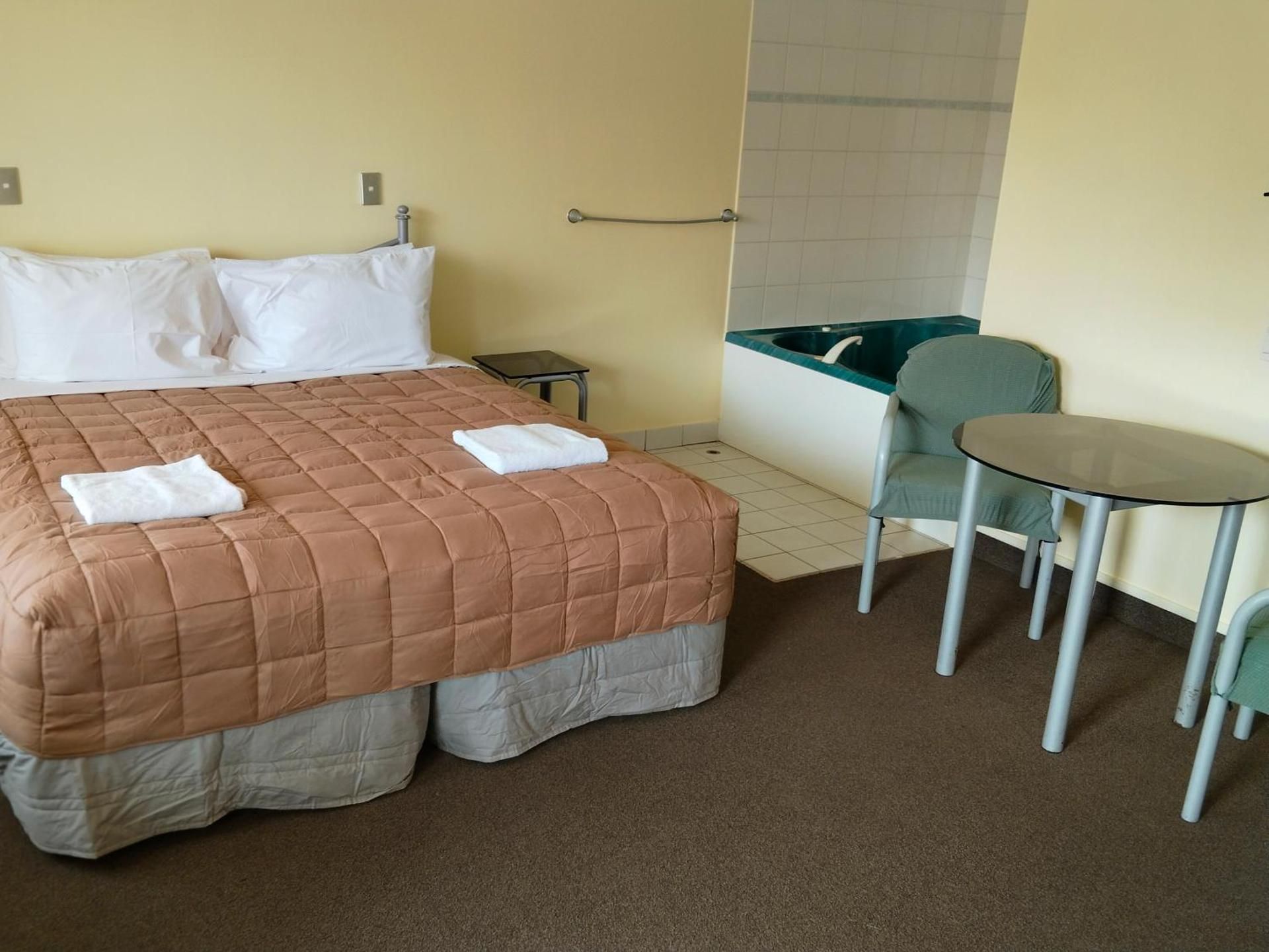 Geneva Motor Lodge King Room with Spa Bath