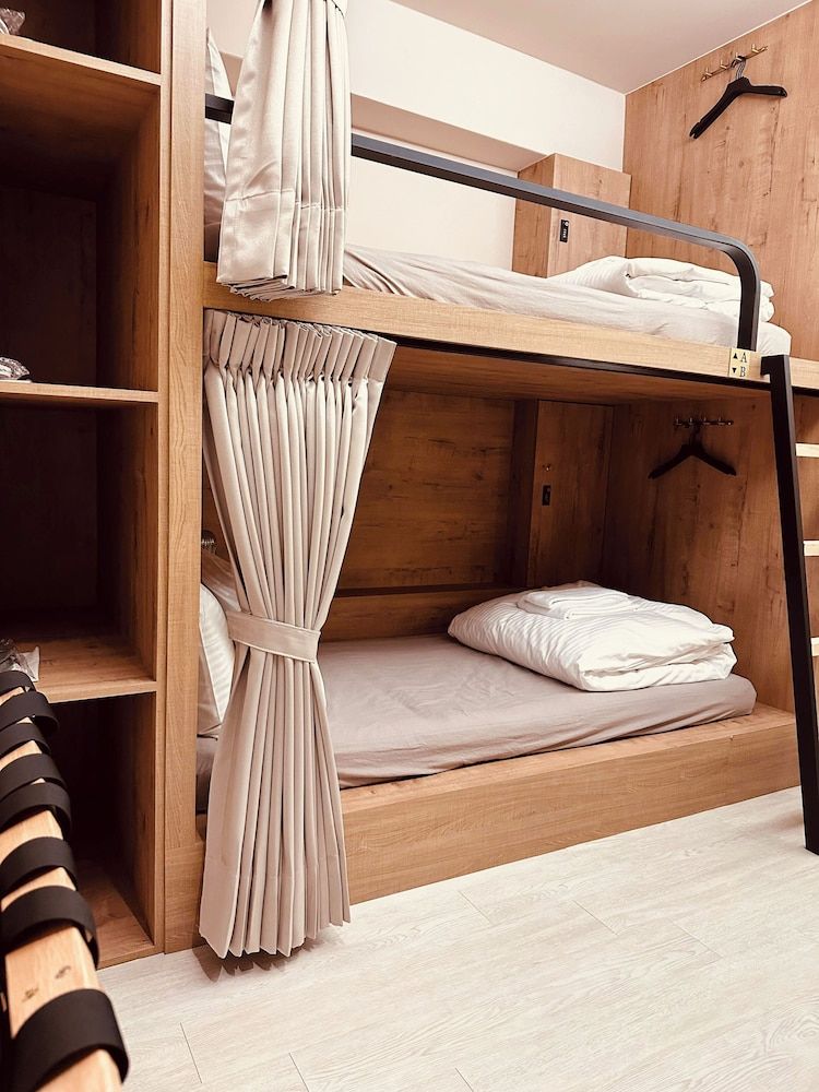 Shared Dormitory, Women only