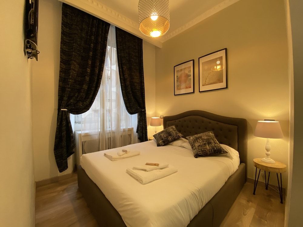 The Place in Rome Double Room, Ensuite 11