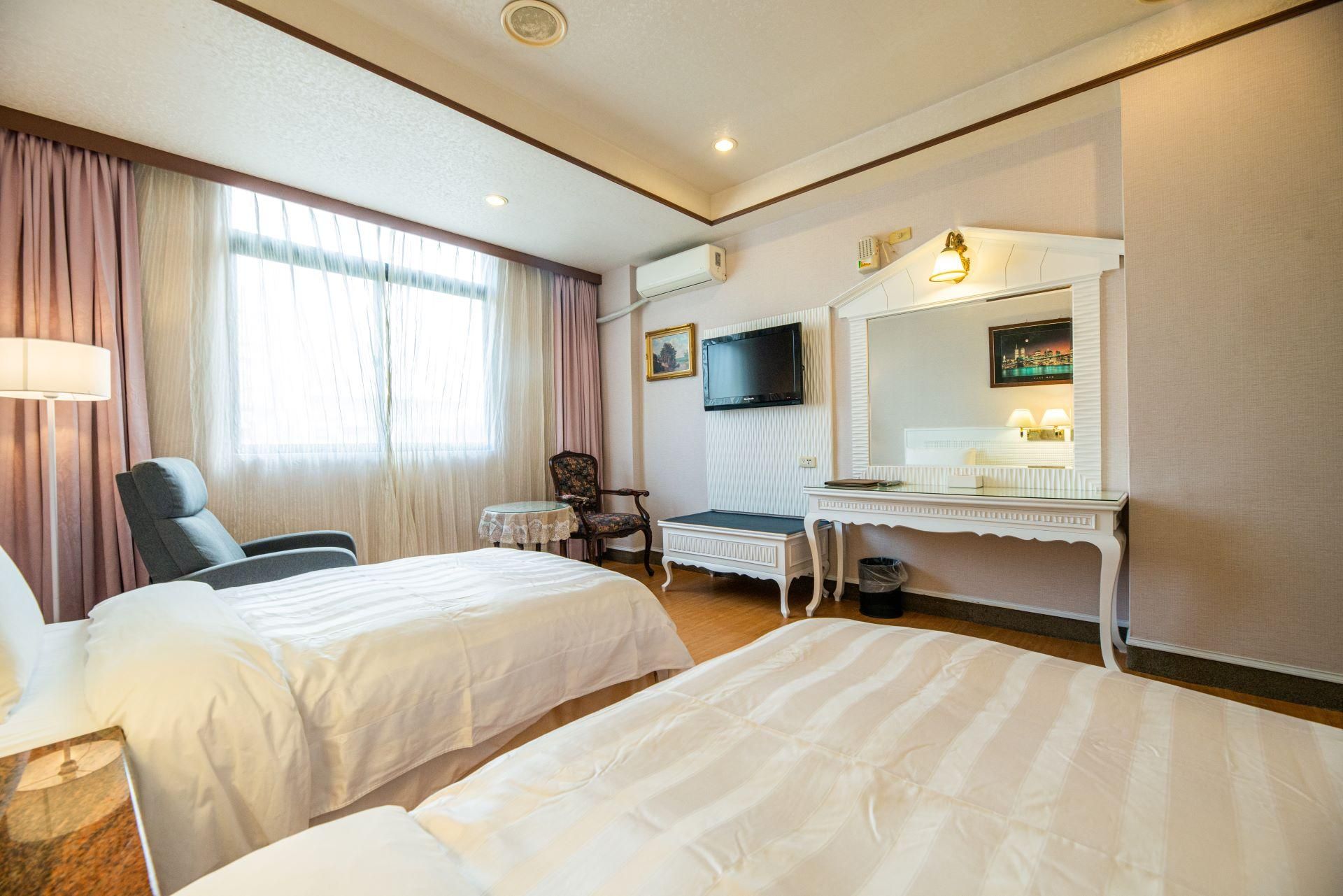 Deluxe Cityscape Twin Room