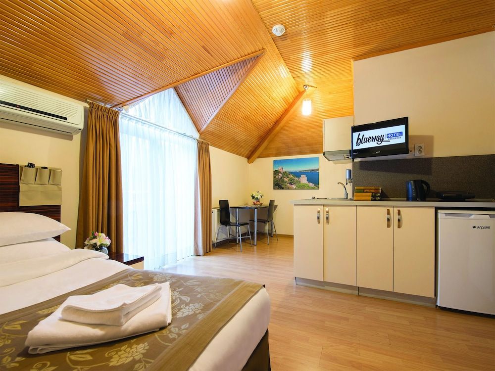 Blueway Hotel Residence Deluxe Suite with Balcony 3