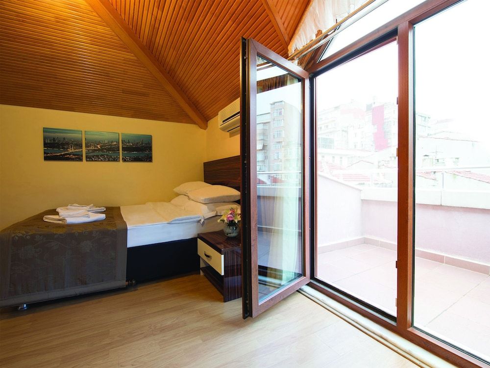 Blueway Hotel Residence Deluxe Suite with Balcony 4