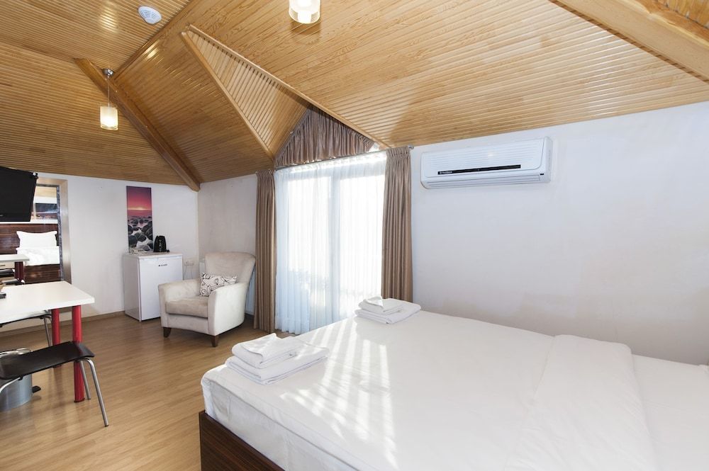 Blueway Hotel Residence Deluxe Suite with Balcony 5