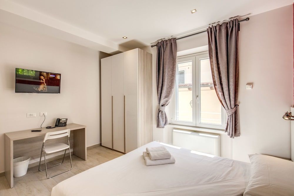 Aurelia Vatican Apartments Double or Twin Room 3