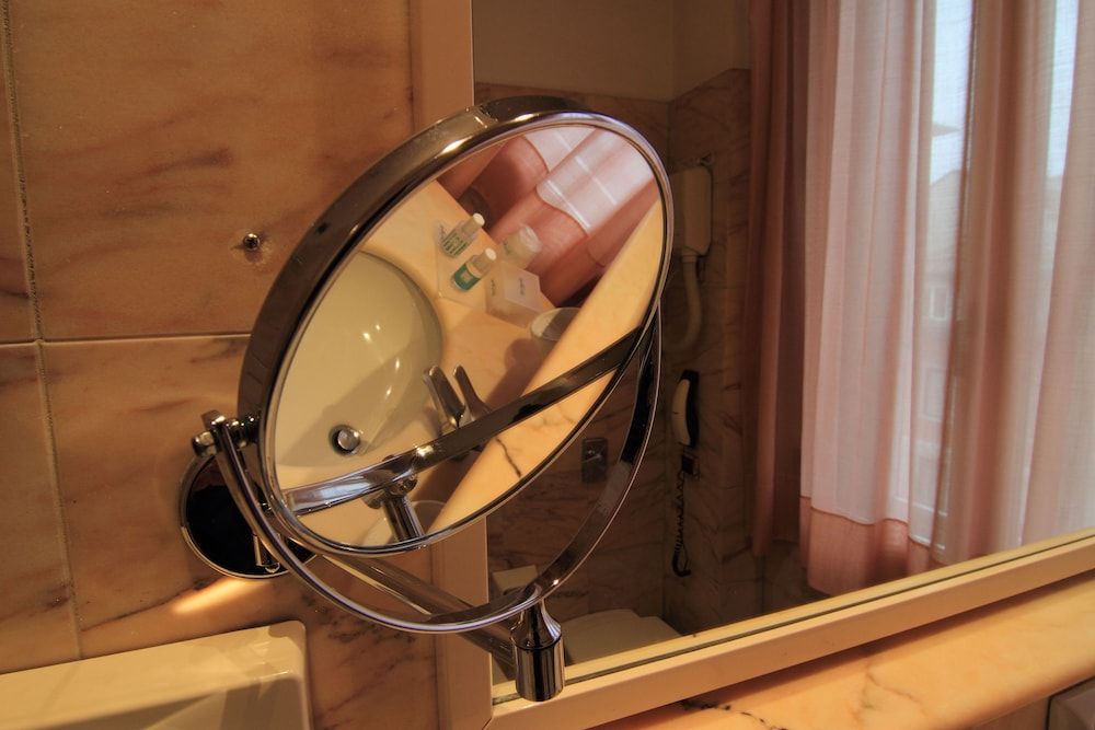 Hotel Metro Double Small Economy (1 small double bed) 3