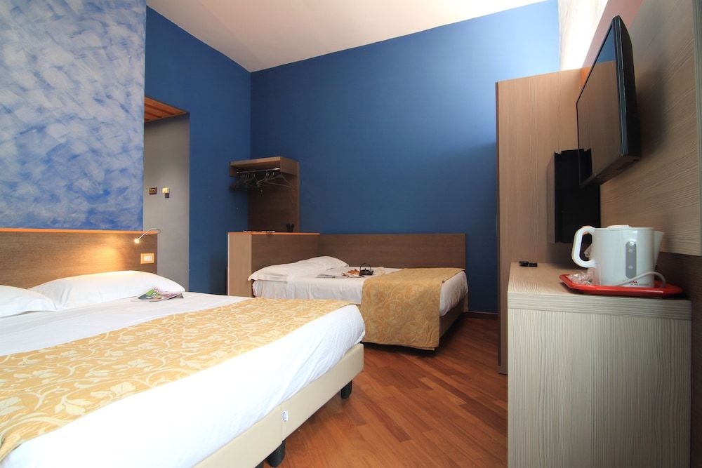 undefined Hotel Metro 7