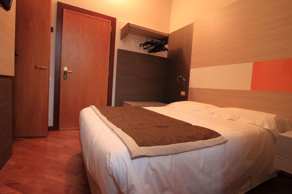 Hotel Metro Double Small Economy (1 small double bed)