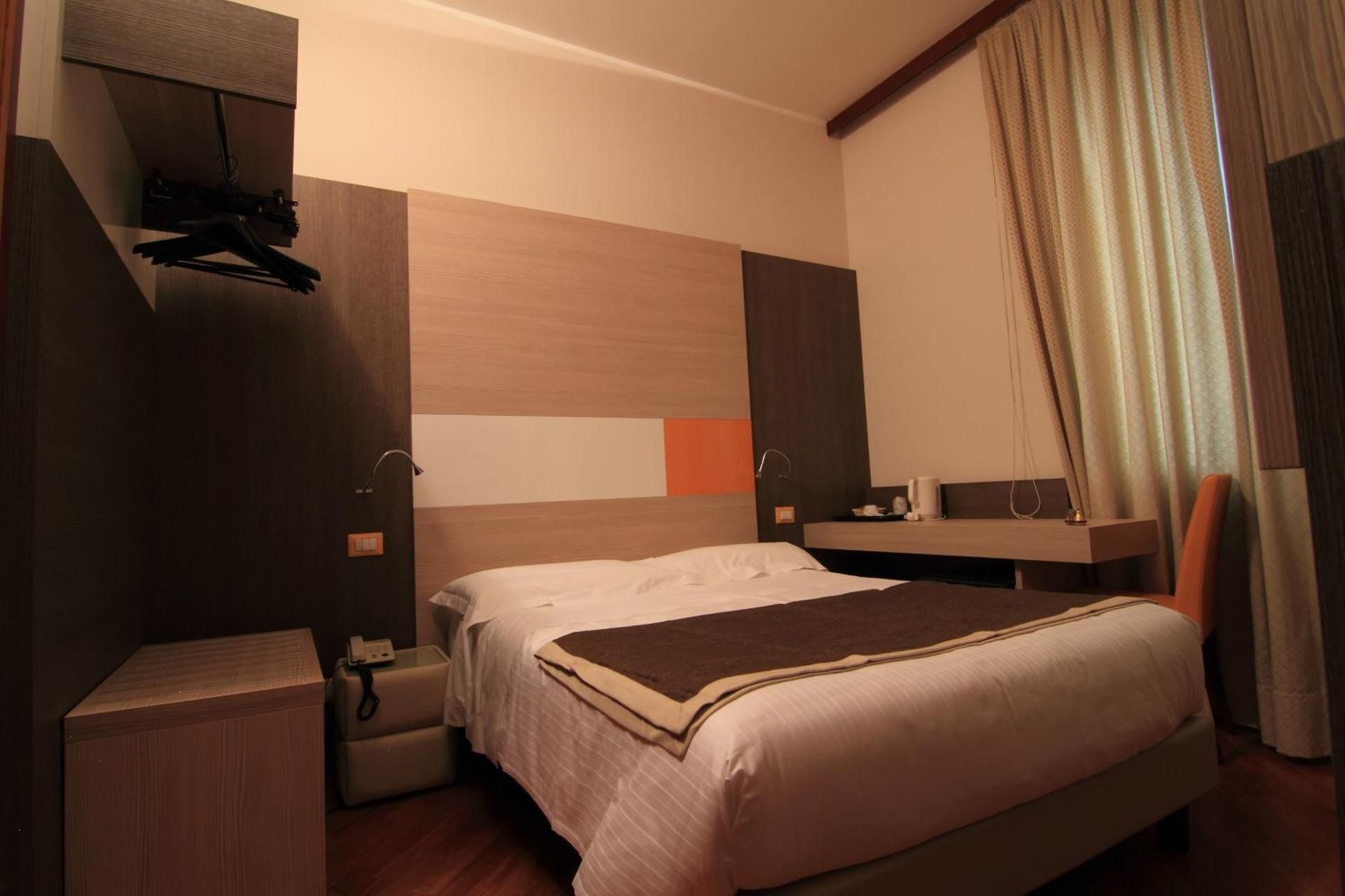 undefined Hotel Metro 5